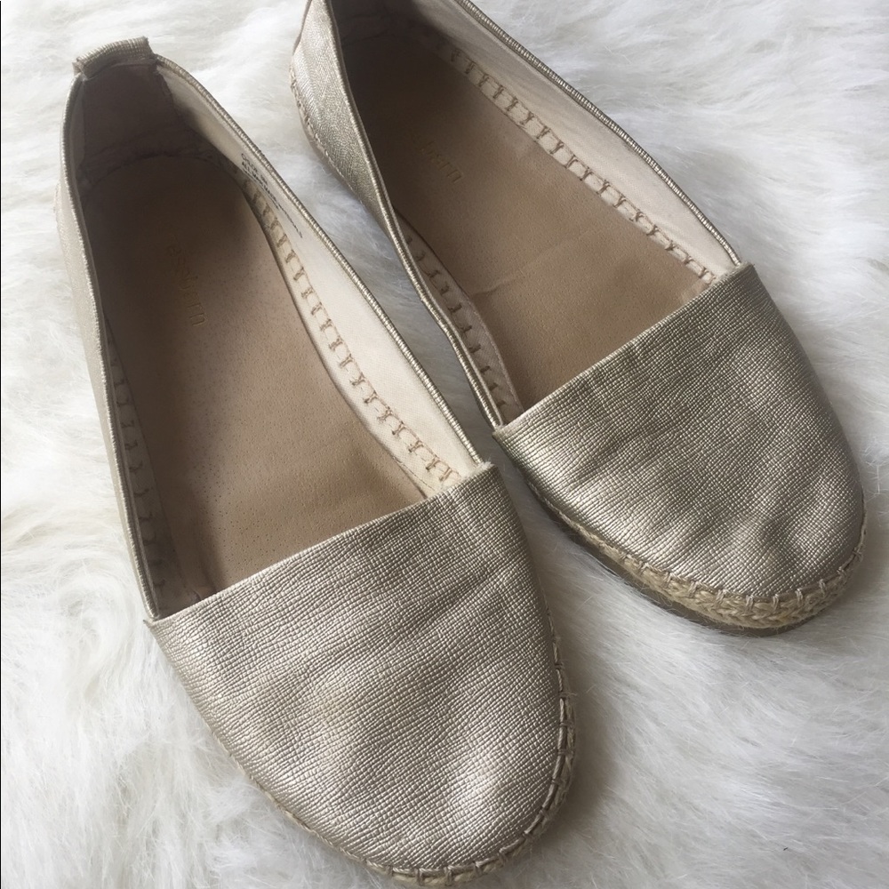 Dressbarn ‘Chloe’ Light Gold Flats Size 6